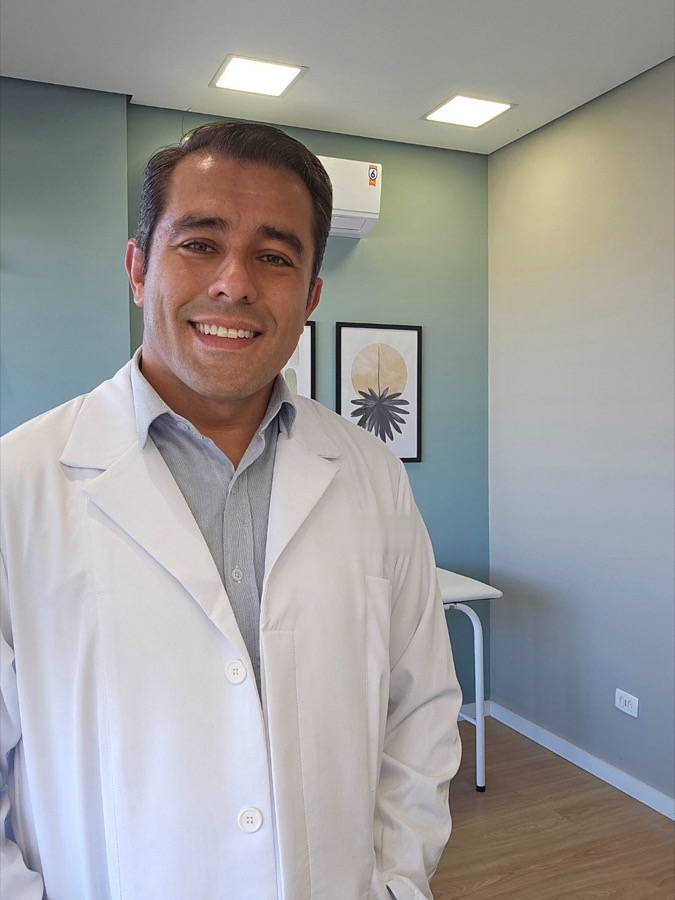 Dr. Rafael Gusmão de jaleco no consultório de São Bernardo do Campo